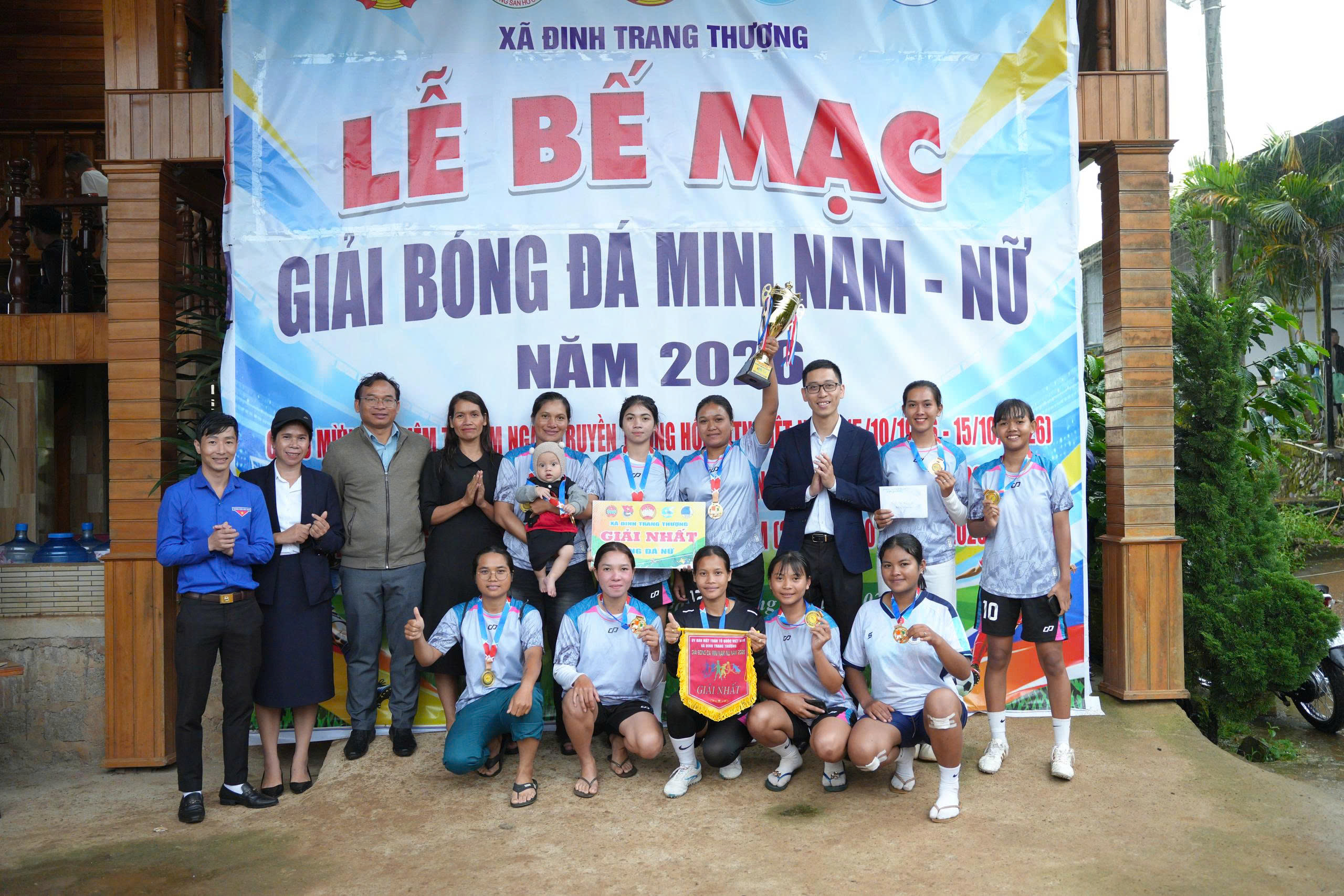 XÃ ĐINH TRANG THƯỢNG BẾ MẠC GIẢI BÓNG ĐÁ NAM, NỮ CHÀO MỪNG CÁC NGÀY TRUYỀN THỐNG CỦA MẶT TRẬN TỔ QUỐC VÀ CÁC TỔ CHỨC CHÍNH TRỊ - XÃ HỘI